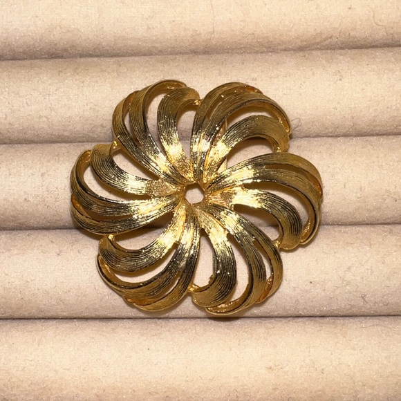 Vintage Gold Tone Swirled Pinwheel Brooch - Picture 3 of 7